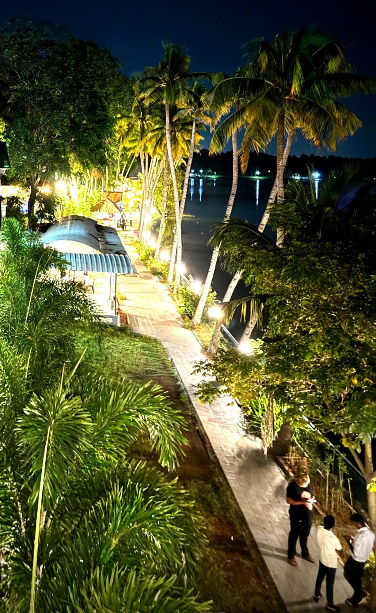 Jaladarshini Lakeside Gardens Bed & Breakfast Kollam Exterior foto